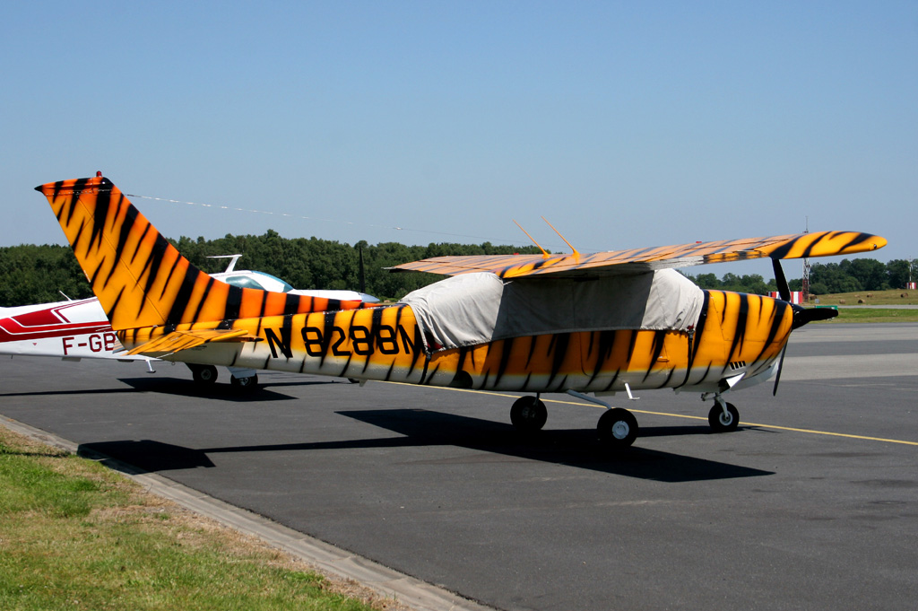 Cessna 210 - N8288M