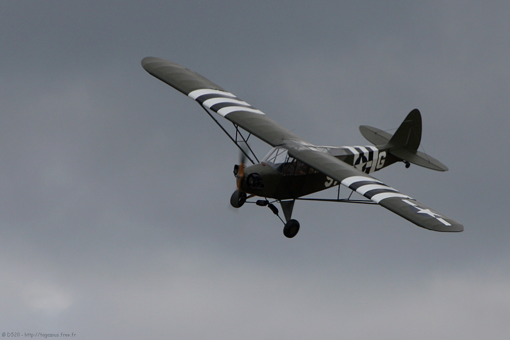 Piper J3 Cub - G-AKAZ