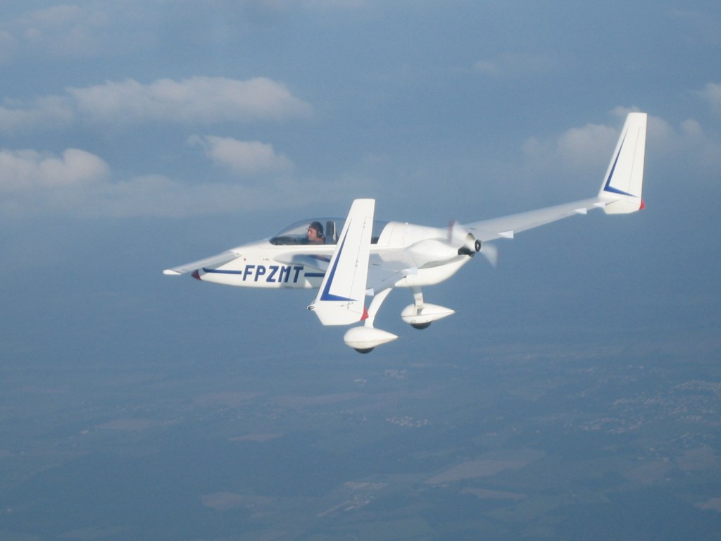 Rutan Long EZ - F-PZMT