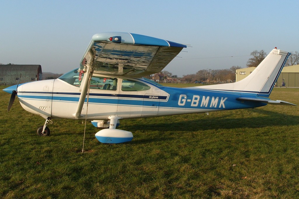 Cessna 182 - G-BMMK
