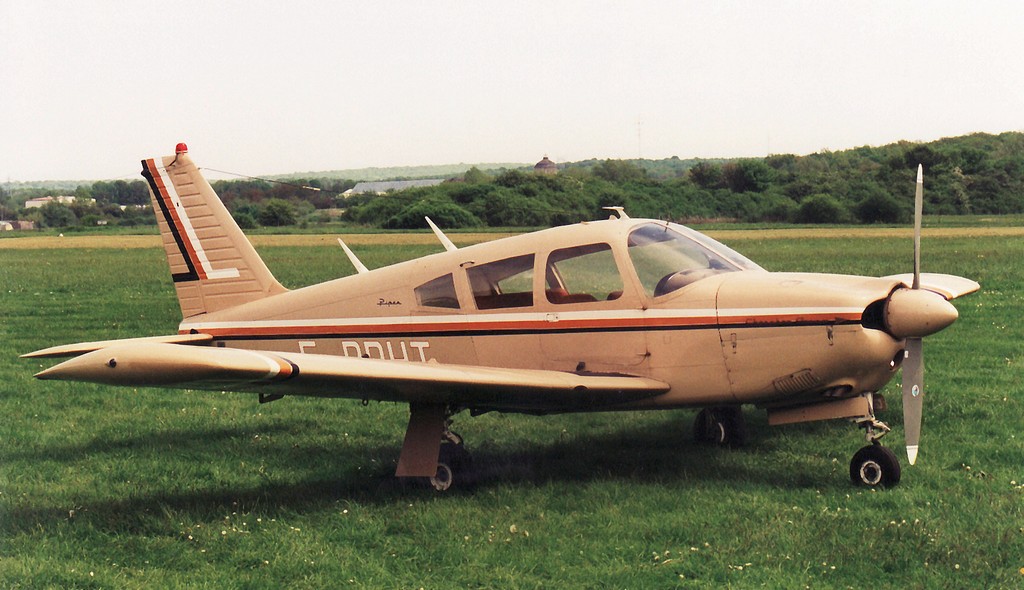 Piper PA-28 R-180 Arrow - F-BRHT
