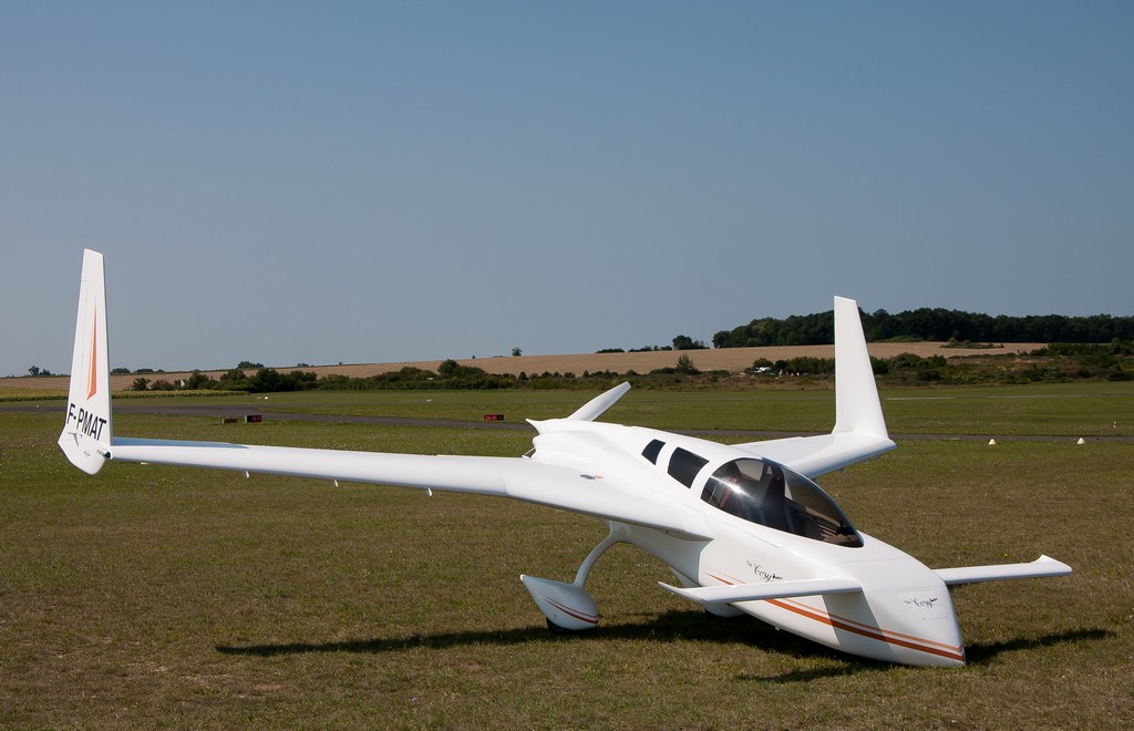 Rutan Cozy - F-PMAT