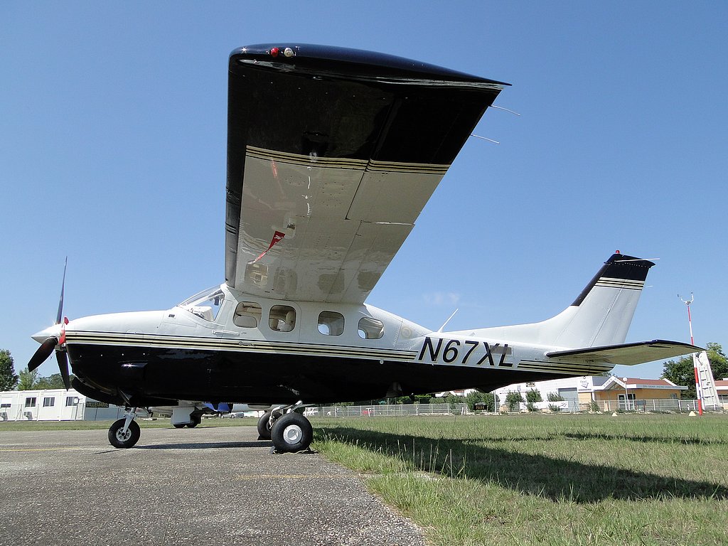 Cessna 210 - N67XL