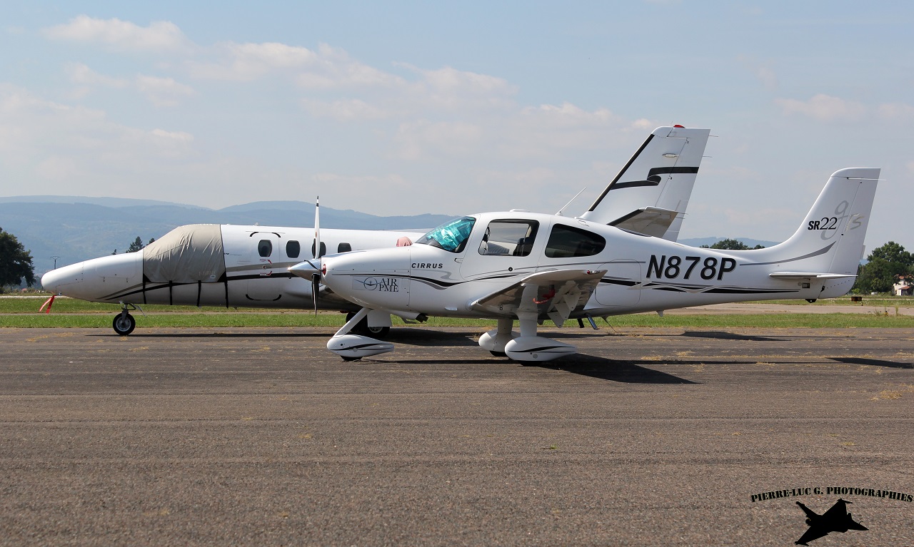 Cirrus SR22 - N878P