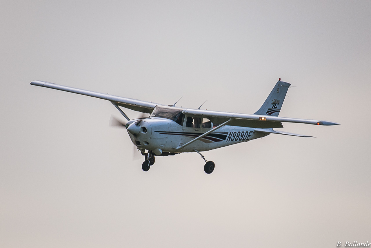 Cessna 206 - N989DE