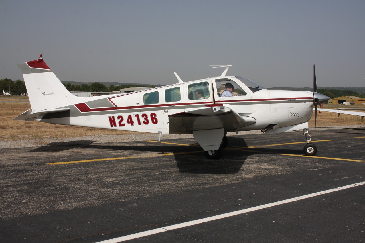 Beech 36 Bonanza - N24136