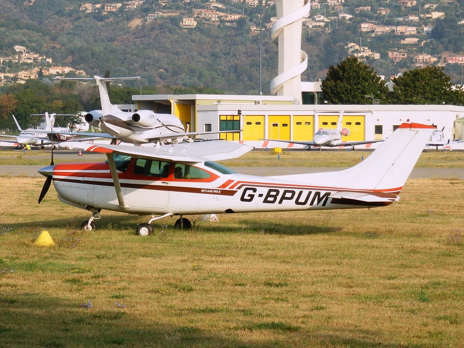 Cessna 182 - G-BPUM