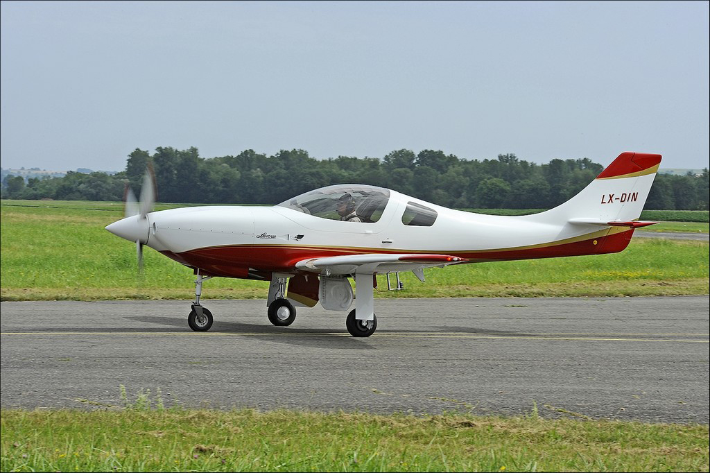 Lancair Legacy 2000 - LX-DIN