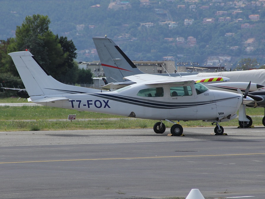 Cessna 210 - T7-FOX