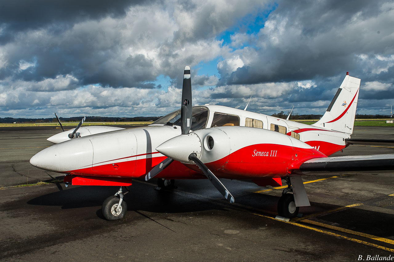 Piper PA-34 Seneca - N8362V