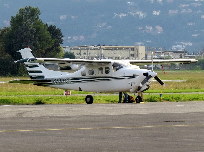 Cessna 210 - N888HG