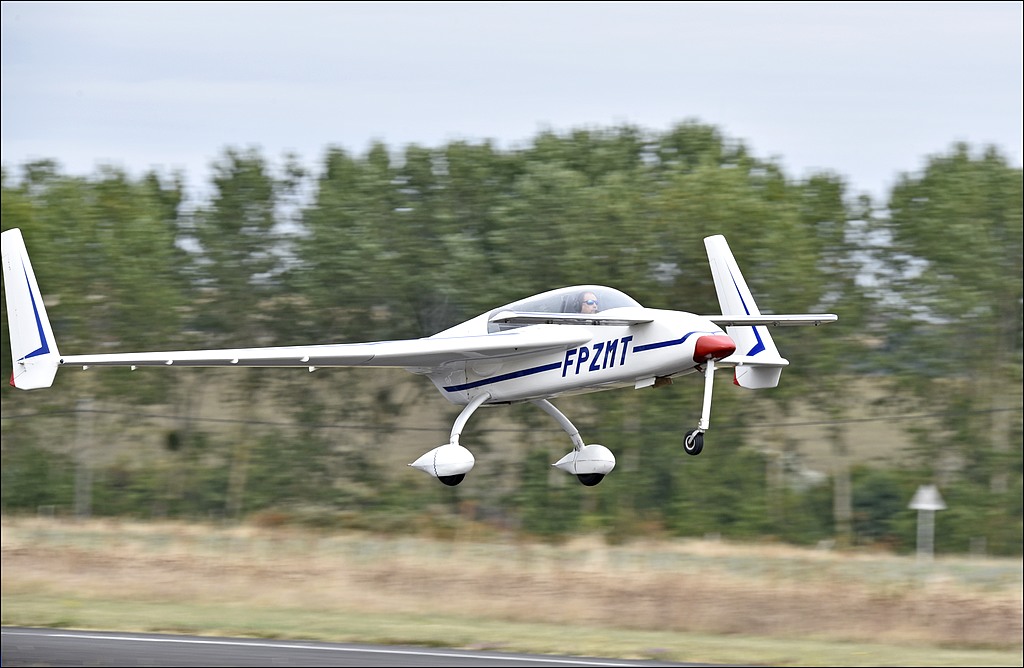 Rutan Long EZ - F-PZMT