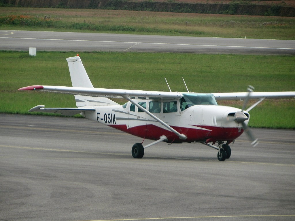 Cessna 207 - F-OSIA