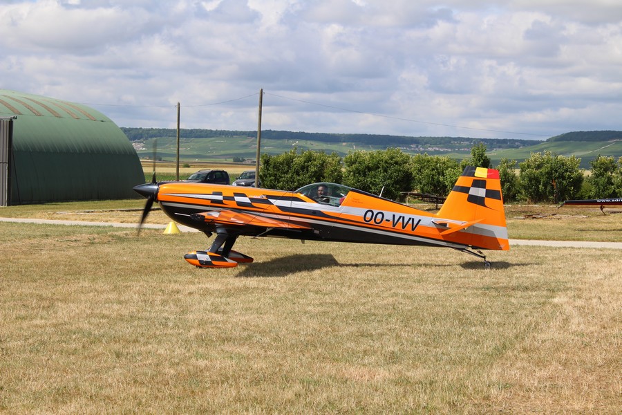 Extra 330 - OO-VVV