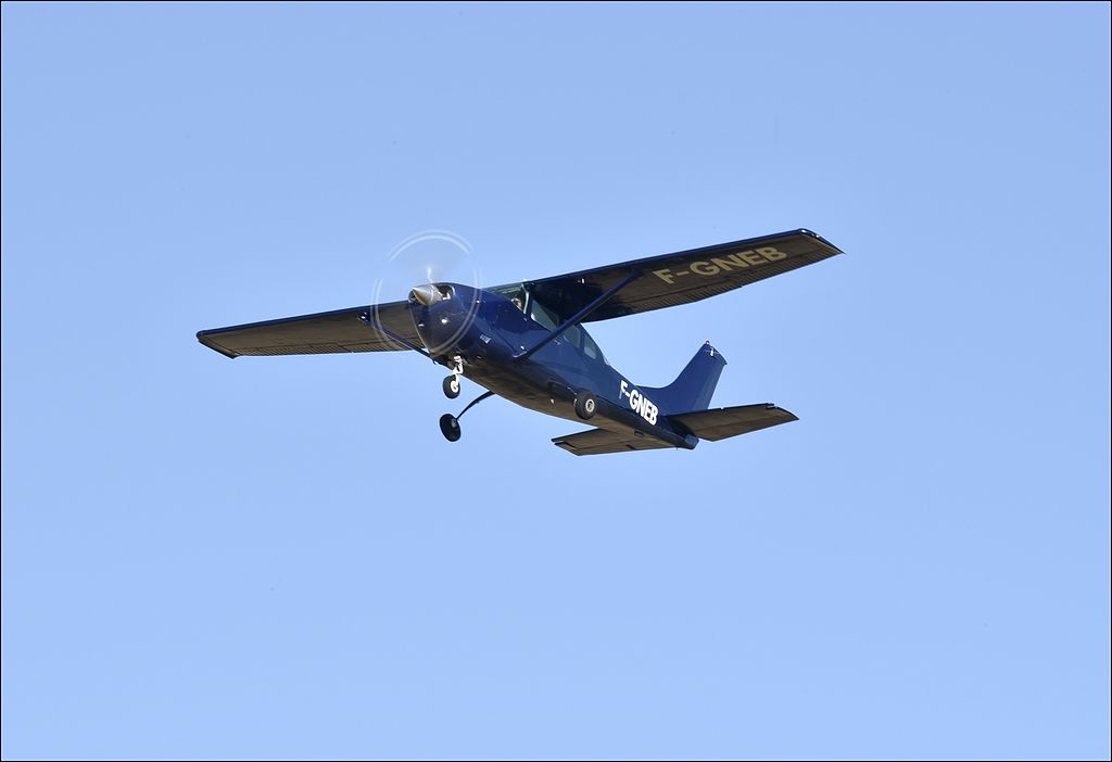 Cessna 206 - F-GNEB