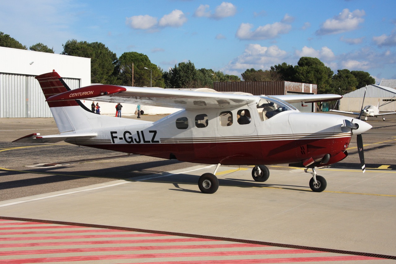 Cessna 210 - F-GJLZ