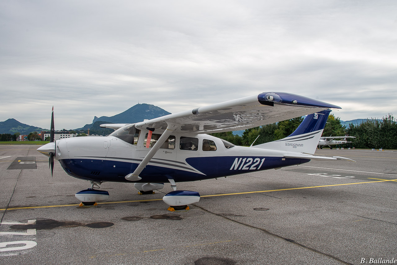 Cessna 206 - N1221