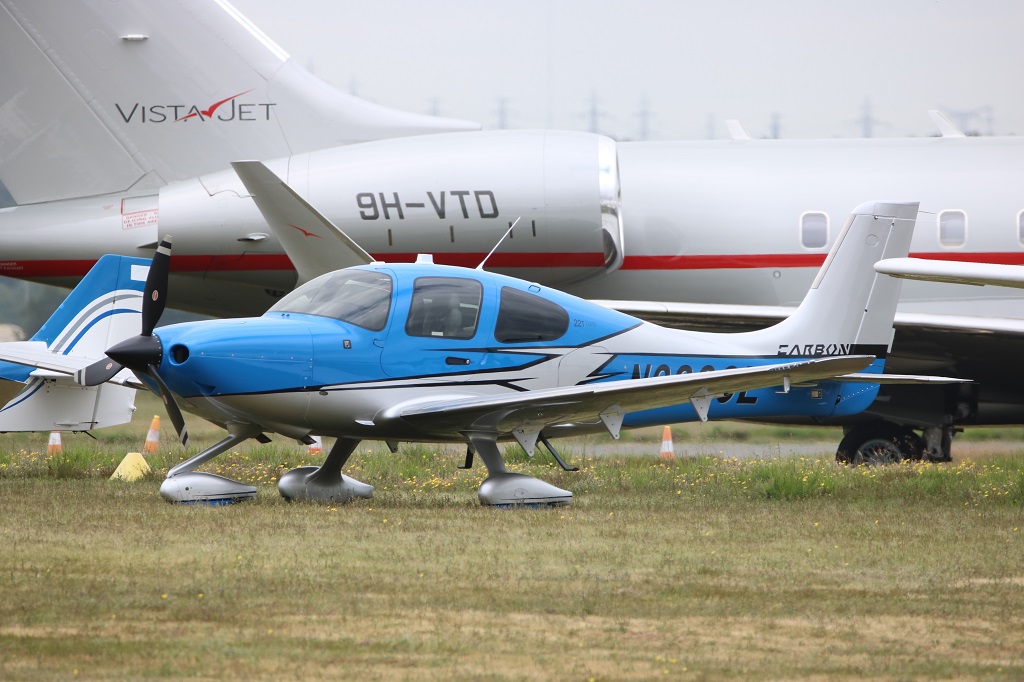 Cirrus SR22 - N226CL