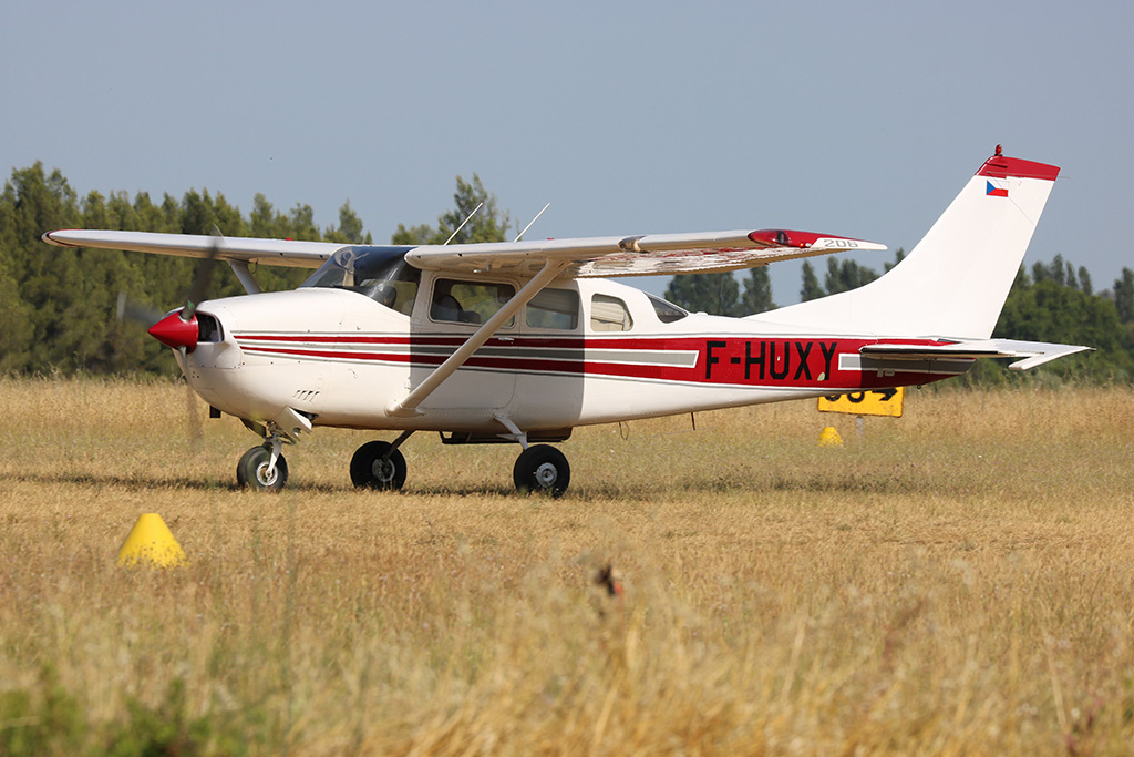 Cessna 206 - F-HUXY