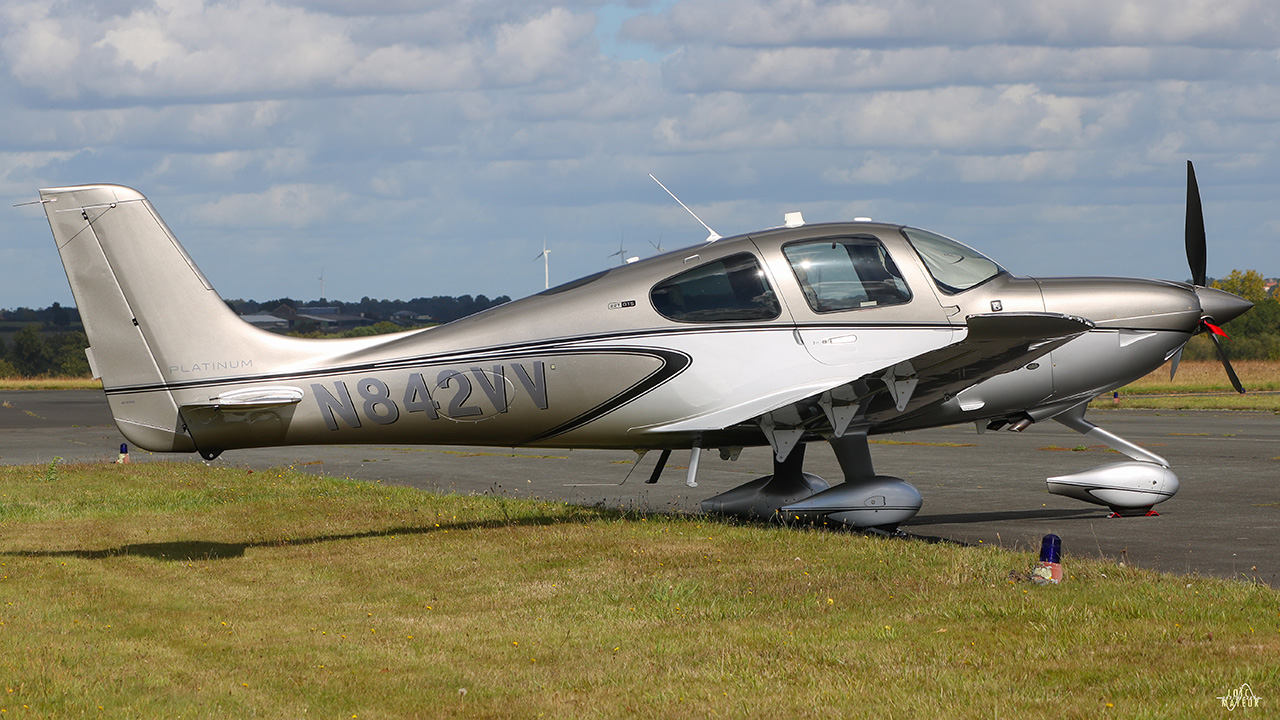 Cirrus SR22 - N842VV