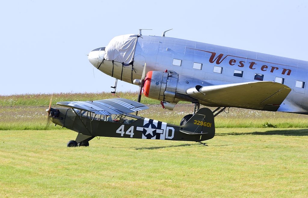 Piper J3 Cub - G-AXHR