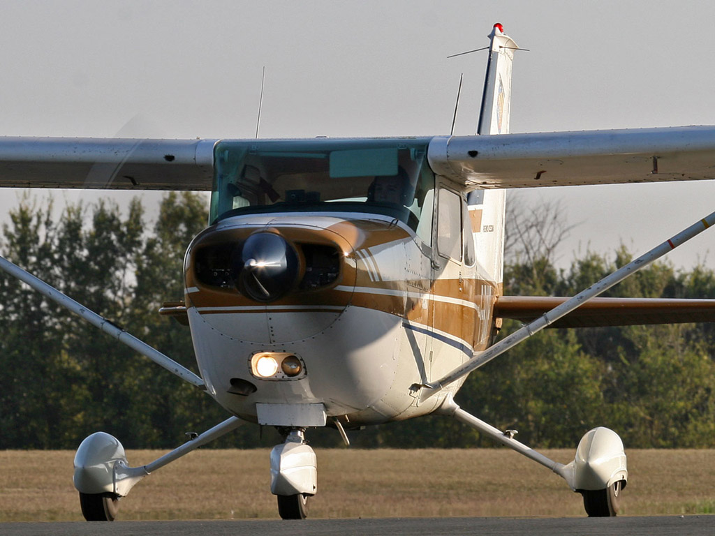 Cessna 172 Rocket - F-BXIP